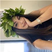 Docente di lettere impartisce lezioni di latino per studenti e studentesse dei licei